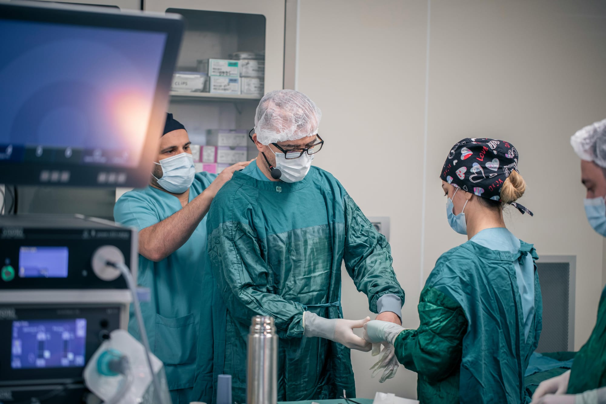 Schéma médical d'une dérivation ventriculo-péritonéale reliant le cerveau à l'abdomen